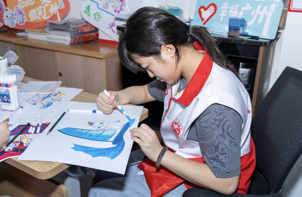 盈通策略 40多名中小学志愿者共同装点社区环境，绘就全运风采